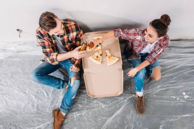 bira şişeleri tungur ve yeni evinde katta otururken pizza yemek Genç çift havai görünümü