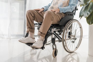 bakım evinde tekerlekli sandalyede oturan üst düzey adam, yakın çekim