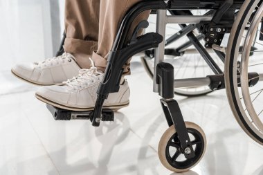 bakım evinde tekerlekli sandalyede erkek ayak üzerinde Kapat