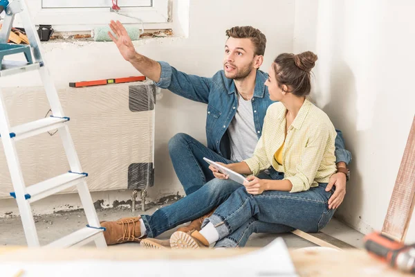 Young Couple Using Digital Tablet Discussing House Repair — Stock Photo, Image