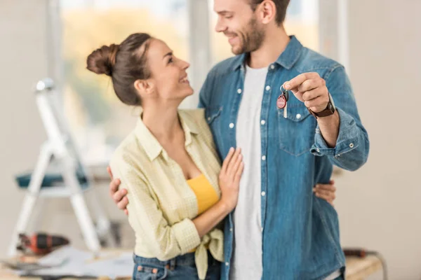 Glückliches Junges Paar Lächelt Einander Und Hält Schlüssel Vom Neuen — Stockfoto