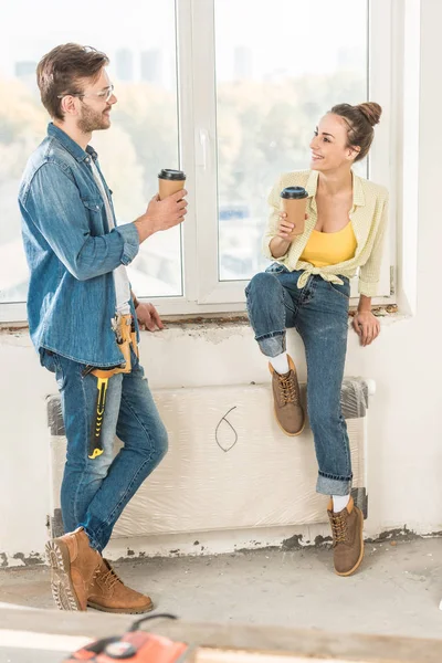 Feliz Pareja Joven Sosteniendo Tazas Papel Con Café Para Sonriendo — Foto de stock gratis