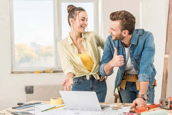 Gelukkig Jonge Vrouw Wijzend Laptop Lachende Man Weergegeven Duim Omhoog — Stockfoto