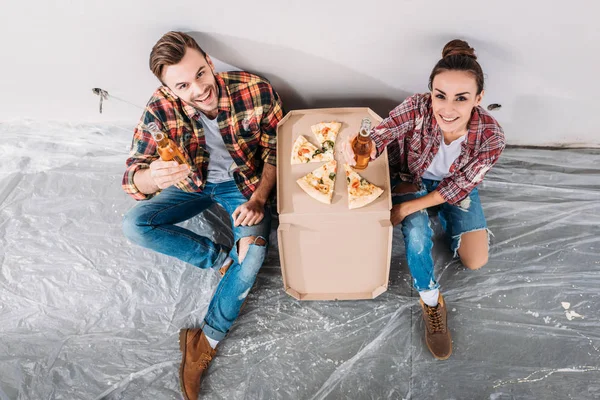 Overhead View Happy Young Couple Beer Pizza Sitting Floor Smiling — Free Stock Photo