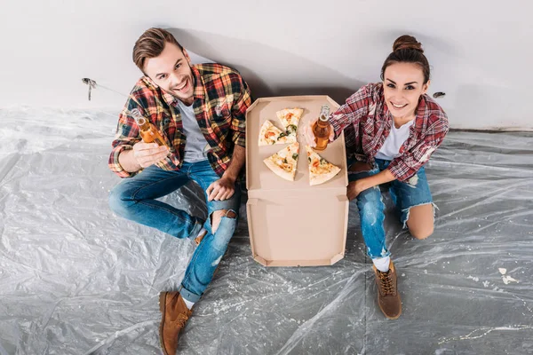 Felülnézete Boldog Fiatal Pár Sör Pizza Padlón Mosolyogva Kamera Lakás — ingyenes stock fotók