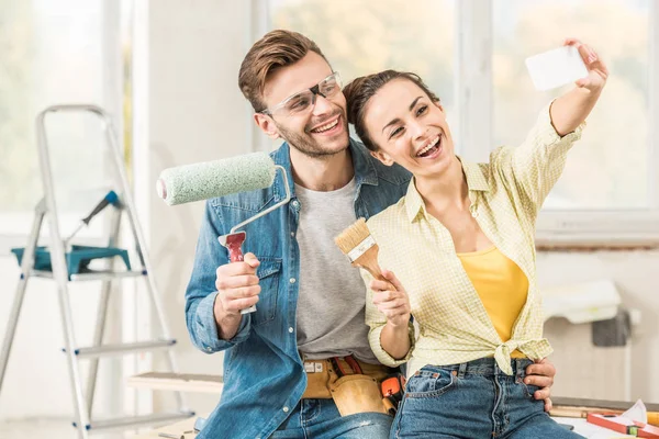Happy Young Couple Holding Tools Taking Selfie Smartphone While Making — Stock Photo, Image