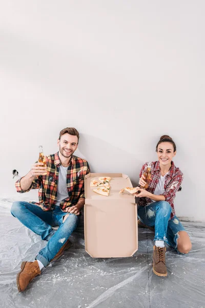 Happy Young Couple Eating Pizza Drinking Beer Break Repairment — Free Stock Photo
