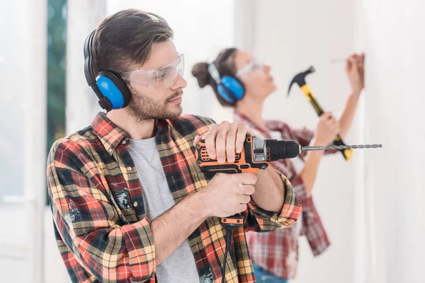 Ungt Par Borrning Och Hamrar Väggen Repairment — Stockfoto