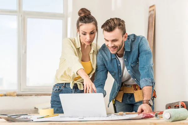 Pareja Joven Usando Ordenador Portátil Durante Mejora Del Hogar — Foto de Stock