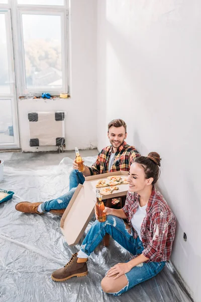 Vysoký Úhel Pohled Šťastný Mladý Pár Pít Pivo Jíst Pizzu — Stock fotografie