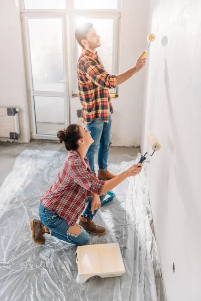 High Angle View Young Couple Holding Paint Rollers Painting Wall — Stock Photo, Image
