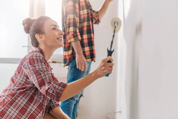 Sonriente Mujer Joven Sosteniendo Rodillo Pintura Pared Pintura — Foto de Stock