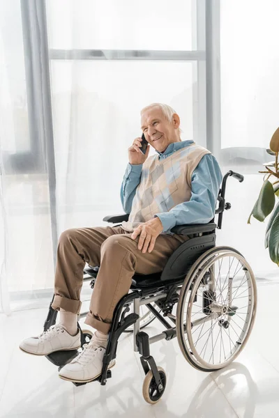 Anziano Uomo Sorridente Seduto Sedia Rotelle Parlare Smartphone Casa Cura — Foto Stock