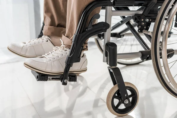 Bakım Evinde Tekerlekli Sandalyede Erkek Ayak Üzerinde Kapat — Stok fotoğraf