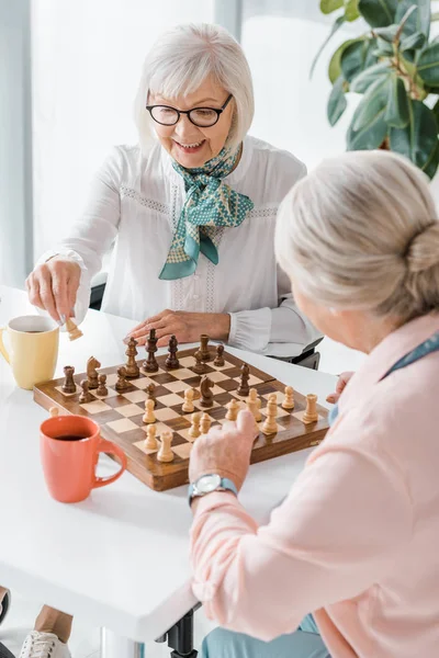 Пожилые Женщины Играют Шахматы Пьют Кофе Доме Престарелых — стоковое фото