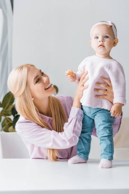 Genç Anne küçük şirin kızı çerez ile seyir