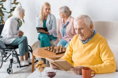 komuta sizde kadın doktor üst düzey kadın incelenmesi sırasında kitap okuma