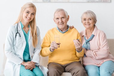üst düzey hastalara ilaç veren genç kadın doktor 