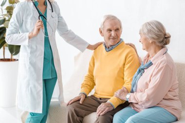 kadın doktor klinik kıdemli hastalarda yakın duran