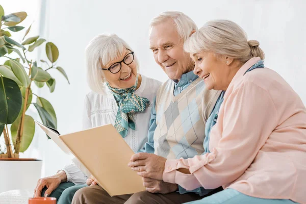 Senior Usmívající Lidé Společné Čtení Knihy Pečovatelském Domě — Stock fotografie