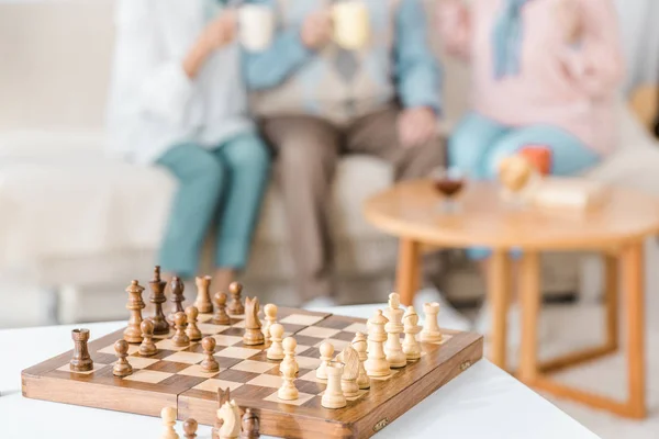 Bureau Échecs Bois Avec Des Chiffres Des Personnes Floues Arrière — Photo