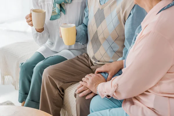 Nahaufnahme Von Senioren Die Zusammen Auf Dem Sofa Sitzen Und — Stockfoto