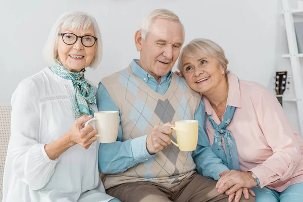 Ευτυχισμένος Ανώτεροι Άνθρωποι Κάθονται Στον Καναπέ Και Πίνοντας Τσάι Μαζί — Φωτογραφία Αρχείου
