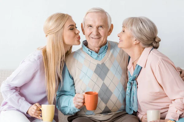 Giovani Donne Anziane Baciare Felice Uomo Anziano — Foto Stock