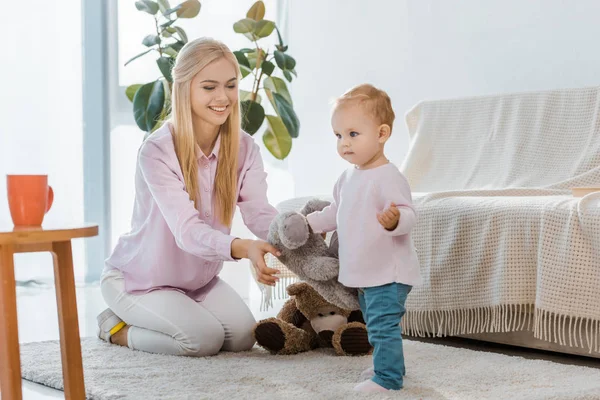 Young Woman Little Daughter Playing Toys Carpet — Stock Photo, Image