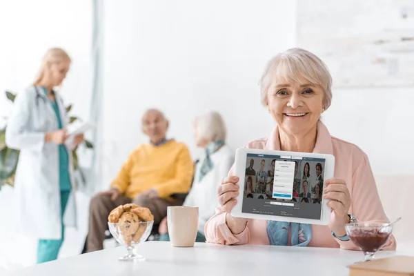 Senior Woman Showing Linkedin App Digital Tablet Screen Nursing Home — Stock Photo, Image