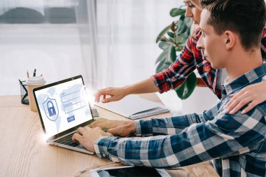 webinar meslektaşım Office ile birlikte katılan süre laptop ile güvenlik şifre ekranda gösteren iş kadını