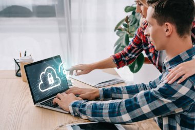 dizüstü ekran üzerinde bulut ve kilit işareti olan webinar meslektaşım Office ile birlikte katılan süre işaret işkadını