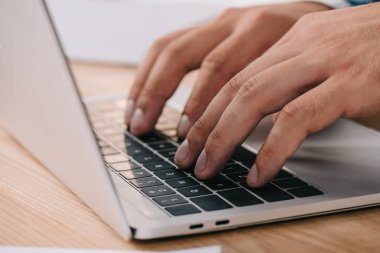 kısmi ahşap masa, webinar yılında bölümü çekerken dizüstü bilgisayar kullanan adam görünümünü