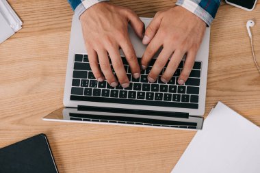 kısmi ahşap masa, webinar yılında bölümü çekerken dizüstü bilgisayar kullanan adam görünümünü