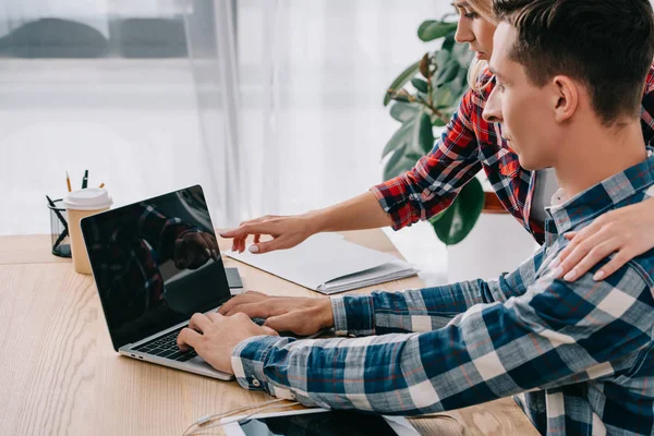 Üzletasszony Mutat Üres Laptop Képernyő Miközben Részt Vevő Webinar Együtt — Stock Fotó