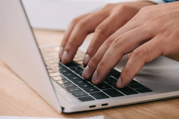 Visão Parcial Homem Usando Laptop Enquanto Participa Webinar Mesa Madeira — Fotografia de Stock