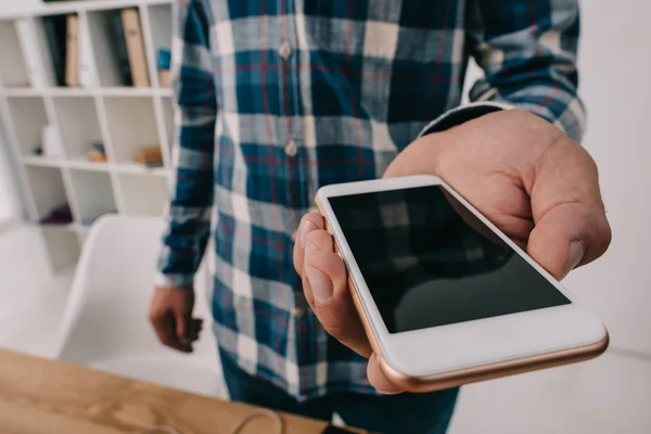 Plan Recadré Homme Montrant Smartphone Avec Écran Blanc Table Bois — Photo