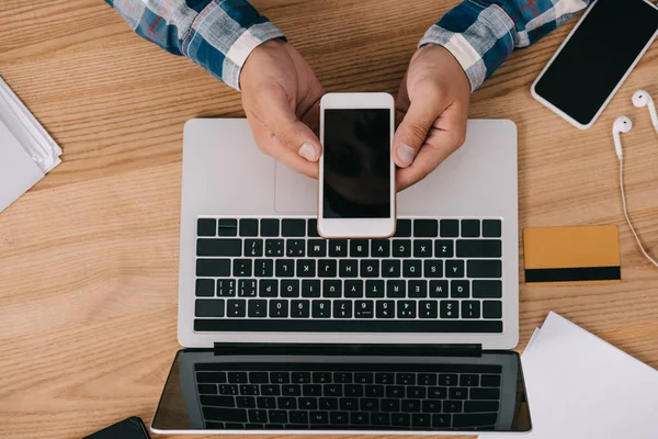 Schnappschuss Von Mann Mit Smartphone Tisch Mit Laptop Und Kreditkarte — Stockfoto