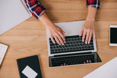 kısmi işkadını webinar katılan sırasında dizüstü kullanarak görünümünü