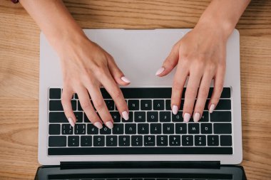 ahşap masa laptop yazarak kadının kısmi görünümü
