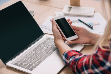 işkadını işyeri dizüstü bilgisayar ile smartphone ile kadeh kırpılmış