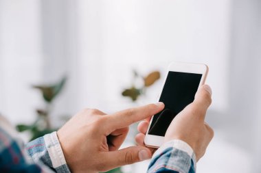 kısmi smartphone ile boş ekran kullanan adam görünümünü