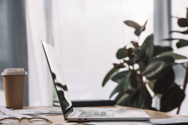 işyeri dizüstü bilgisayar, kağıtları ve ofiste kahve görünümünü kapat