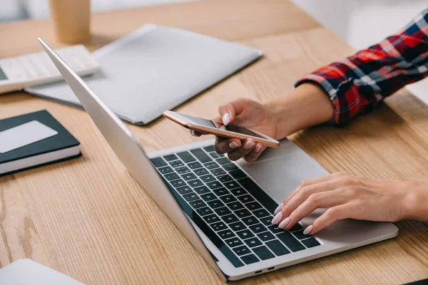 Tiro Recortado Mulher Usando Smartphone Laptop Uma Vez Local Trabalho — Fotografia de Stock