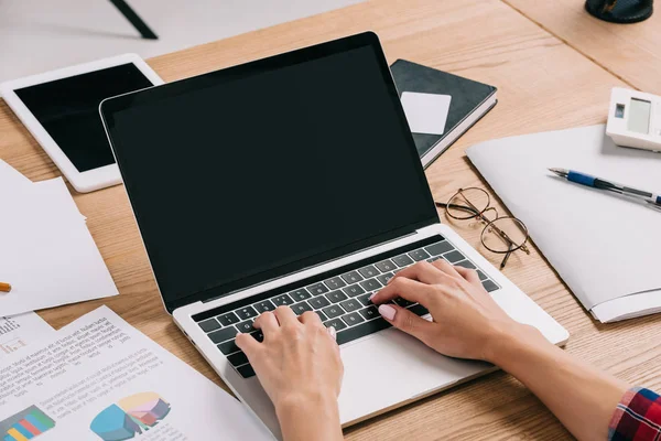 Visão Parcial Empresária Usando Laptop Com Tela Branco Local Trabalho — Fotografia de Stock