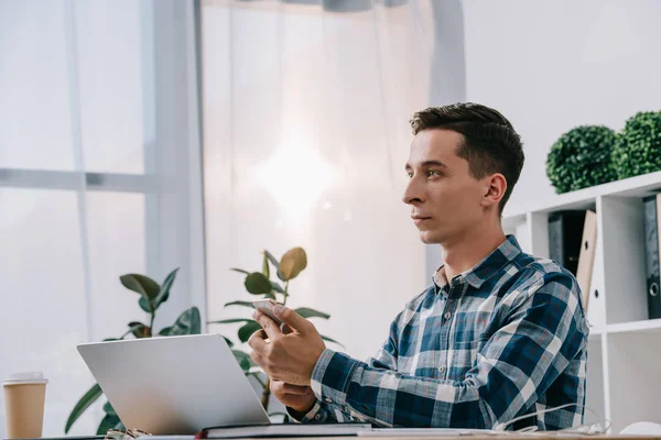 Vue Latérale Homme Affaires Avec Smartphone Assis Sur Lieu Travail — Photo