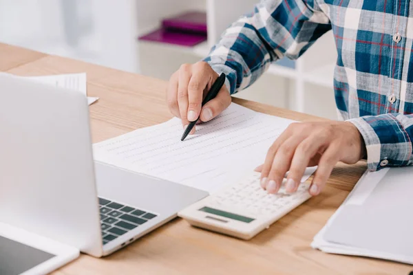 Visão Parcial Empresário Fazendo Cálculos Local Trabalho Com Documentos Laptop — Fotografia de Stock