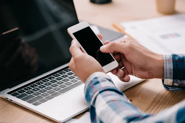 Beskuren Bild Affärsman Med Smartphone Arbetsplatsen Med Laptop — Stockfoto