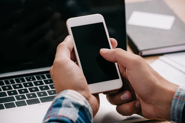 Recortado Disparo Hombre Negocios Utilizando Smartphone Lugar Trabajo Con Ordenador — Foto de Stock