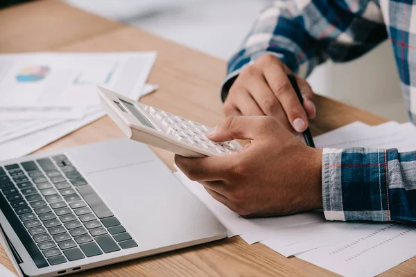 Beskuren Bild Affärsman Med Miniräknare Som Arbetar Arbetsplatsen Med Dokument — Stockfoto